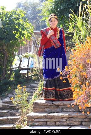 Une fille avec Gurung habillant traditionnellement un village Gurung dans la ville de Ghandruk, dans la province de Gandaki au Népal, est un point du circuit de randonnée Annapurna et Poonhil Banque D'Images