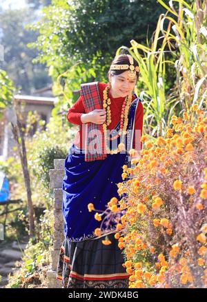 Une fille avec Gurung habillant traditionnellement un village Gurung dans la ville de Ghandruk, dans la province de Gandaki au Népal, est un point du circuit de randonnée Annapurna et Poonhil Banque D'Images