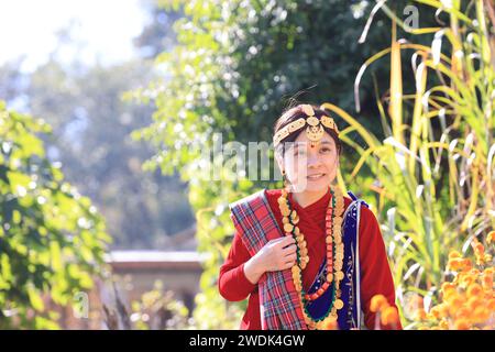 Une fille avec Gurung habillant traditionnellement un village Gurung dans la ville de Ghandruk, dans la province de Gandaki au Népal, est un point du circuit de randonnée Annapurna et Poonhil Banque D'Images