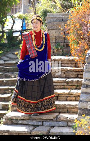 Une fille avec Gurung habillant traditionnellement un village Gurung dans la ville de Ghandruk, dans la province de Gandaki au Népal, est un point du circuit de randonnée Annapurna et Poonhil Banque D'Images