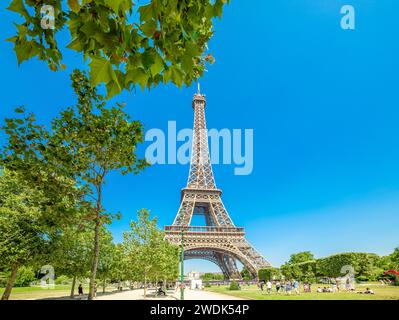 Paris, FR - juillet 06 2018 : touristes par la célèbre tour Eiffel Banque D'Images