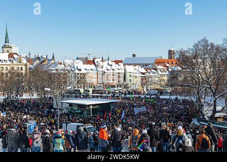 Manifestation contre le parti AfD et l'extrémisme politique de droite sur la place de la cathédrale à Erfurt le 20. janvier 2024 Banque D'Images