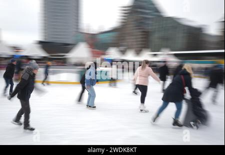 Leipzig, Allemagne. 21 janvier 2024. Les résidents de Leipzig et les visiteurs de la ville patinent sur une patinoire sur Augustusplatz. Le « Leipzig Ice Dream » attire les visiteurs jusqu'en 03.03.2024 sur la plus grande patinoire mobile ronde d'Allemagne, selon les organisateurs. Crédit : Sebastian Willnow/dpa/Alamy Live News Banque D'Images