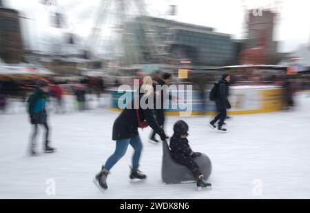 Leipzig, Allemagne. 21 janvier 2024. Les résidents de Leipzig et les visiteurs de la ville patinent sur une patinoire sur Augustusplatz. Le « Leipzig Ice Dream » attire les visiteurs jusqu'en 03.03.2024 sur la plus grande patinoire mobile ronde d'Allemagne, selon les organisateurs. Crédit : Sebastian Willnow/dpa/Alamy Live News Banque D'Images