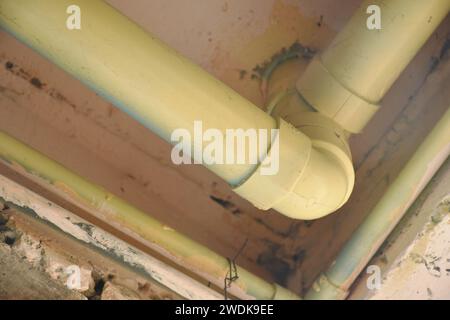 canalisation en plastique d'égout sur le toit dans la maison Banque D'Images