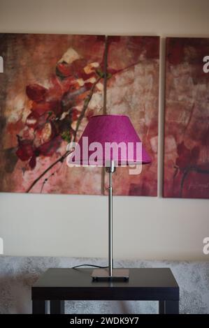 Décoration intérieure saisissante avec sol vintage rose lilas et lampes de table aux nuances sombres sur un mur rose dans un concept de décoration intérieure Banque D'Images