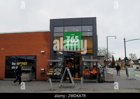 Copenhague, Danemark /21 janvier 2024/les acheteurs de produits alimentaires et les consommateurs en 365 deisiocunt .épicerie 365 disocunt coop chaîne dans l'apital danois. (Photo.Francis Joseph Dean/Dean Pictures) Banque D'Images