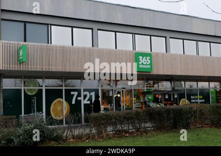 Copenhague, Danemark /21 janvier 2024/les acheteurs de produits alimentaires et les consommateurs en 365 deisiocunt .épicerie 365 disocunt coop chaîne dans l'apital danois. (Photo.Francis Joseph Dean/Dean Pictures) Banque D'Images