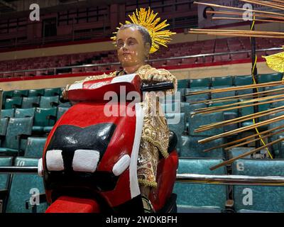 Pasay City, Philippines. 21 janvier 2024. Plus de 500 images de l'enfant Jésus populairement connu sous le nom de Sto. Niño sont exposés dans une exposition pendant la célébration de la Fiesta del Sto. Niño le 21 janvier 2024 à Pasay City, Philippines. L’organisateur de cette exposition annuelle qui coïncide avec le jour de la fête de l’enfant Jésus est Congregacion del Santisimo nombre del Niño Jesus (Congrégation du Saint Nom de l’enfant Jésus), et ils visent à sensibiliser sur la dévotion à l'enfant Jésus à travers les Philippines et à l'étranger. (image de crédit : © Sherbien Dacalanio/Alamy Live News) Banque D'Images