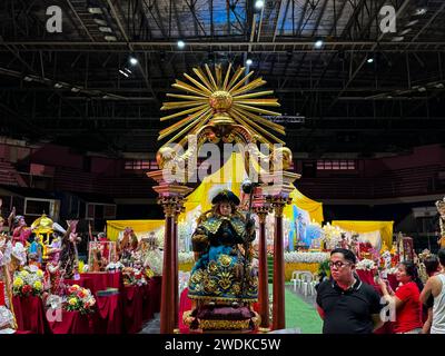 Pasay City, Philippines. 21 janvier 2024. Plus de 500 images de l'enfant Jésus populairement connu sous le nom de Sto. Niño sont exposés dans une exposition pendant la célébration de la Fiesta del Sto. Niño le 21 janvier 2024 à Pasay City, Philippines. L’organisateur de cette exposition annuelle qui coïncide avec le jour de la fête de l’enfant Jésus est Congregacion del Santisimo nombre del Niño Jesus (Congrégation du Saint Nom de l’enfant Jésus), et ils visent à sensibiliser sur la dévotion à l'enfant Jésus à travers les Philippines et à l'étranger. (image de crédit : © Sherbien Dacalanio/Alamy Live News) Banque D'Images