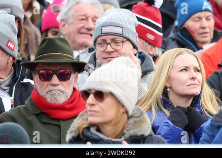 © Pierre Teyssot/MAXPPP ; coupe du monde de ski alpin 2024 - KitzbÃ¼hel. Course masculine de slalom dans le cadre de la coupe du monde de ski alpin à KitzbÃ¼hel le 21 janvier 2024 ; acteur américano-autrichien et ancien gouverneur de Californie Arnold Schwarzenegger et partenaire Heather Milligan © Pierre Teyssot/Maxppp crédit : MAXPPP/Alamy Live News Banque D'Images