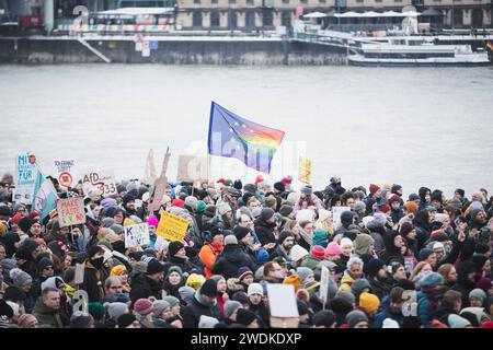 Bauernproteste, Köln, AFD, démonstration, Démo, Ptoteste Teilnehmer BEI der Demonstration, Flagge der eu, LGBTQ Köln Demokratie Schützen, AFD bekämpfen Deutzer Werft 21.01.2024 Koeln Deutzer Werft NRW Deutschland *** Farmer Protetions, Cologne, AFD, manifestation, démo, manifestations participants à la manifestation, drapeau de l'UE, manifestation LGBTQ contre l'AFD à Cologne, protéger la démocratie, combattre l'AFD Deutzer Werft 21 01 2024 Cologne Deutzer Werft NRW Allemagne Copyright : xBEAUTIFULxSPORTS/Buriakovx Banque D'Images