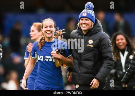 Londres, Angleterre, Royaume-Uni le 21 janvier 2024. Guro Reiten de Chelsea (à gauche) et Millie Bright de Chelsea (à droite) après le coup de sifflet final lors du match Chelsea Women contre Manchester United Women Barclays Women's Super League à Stamford Bridge, Londres, Angleterre, Royaume-Uni le 21 janvier 2024 Credit : Every second Media/Alamy Live News Banque D'Images