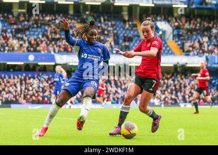 Londres, Angleterre, Royaume-Uni le 21 janvier 2024. Kadeisha Buchanan de Chelsea se bat pour le ballon contre Ella Toone de Manchester United lors du match Chelsea Women contre Manchester United Women Barclays Women's Super League à Stamford Bridge, Londres, Angleterre, Royaume-Uni le 21 janvier 2024 Credit : Every second Media/Alamy Live News Banque D'Images