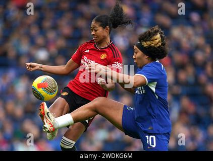 Lauren James de Chelsea (à droite) et Jayde Riviere de Manchester United se battent pour le ballon lors du match de Super League féminine de Barclays à Stamford Bridge, Londres. Date de la photo : dimanche 21 janvier 2024. Banque D'Images