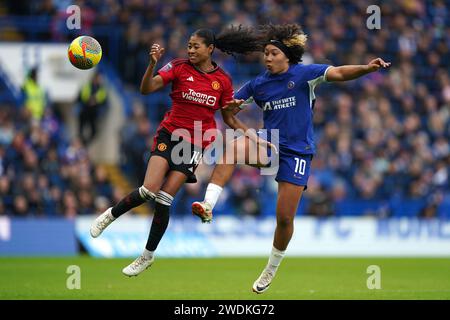 Lauren James de Chelsea (à droite) et Jayde Riviere de Manchester United se battent pour le ballon lors du match de Super League féminine de Barclays à Stamford Bridge, Londres. Date de la photo : dimanche 21 janvier 2024. Banque D'Images