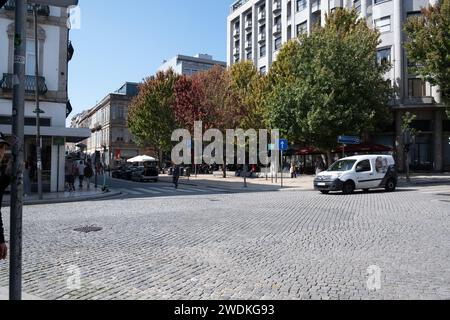 Porto, Portugal - 12 septembre 2023. Les touristes et les habitants walikng sur la rue de Fernandes Tomas. Banque D'Images