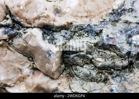 Pierre naturelle brillante, non traitée. Fond d'écran, fond d'écran. Beau fond en pierre sauvage non traitée. Gros plan où se trouve la texture de la pierre Banque D'Images