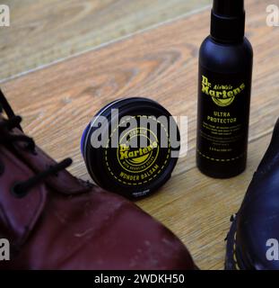 Kit de protection pour chaussures Dr Martens de marque. Cire pour cuir et spray de protection contre les intempéries. Bottes punk classiques Dr Marten. Sale à nettoyer. Cuir Banque D'Images