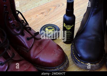 Kit de protection pour chaussures Dr Martens de marque. Cire pour cuir et spray de protection contre les intempéries. Bottes punk classiques Dr Marten. Sale à nettoyer. Cuir Banque D'Images