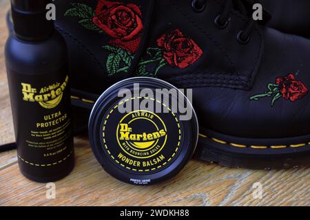 Kit de protection pour chaussures Dr Martens de marque. Cire pour cuir et spray de protection contre les intempéries. Bottes punk classiques Dr Marten. Sale à nettoyer. Cuir Banque D'Images