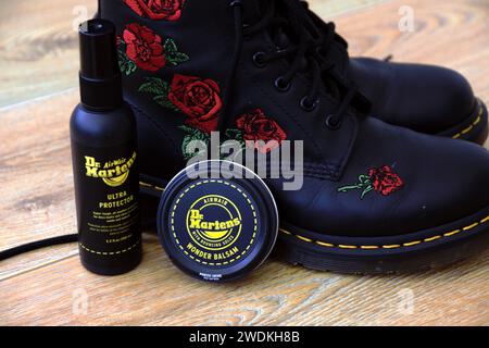 Kit de protection pour chaussures Dr Martens de marque. Cire pour cuir et spray de protection contre les intempéries. Bottes punk classiques Dr Marten. Sale à nettoyer. Cuir Banque D'Images