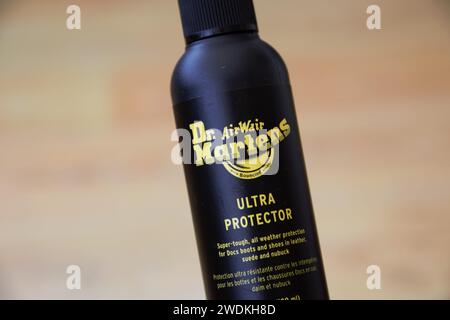 Kit de protection pour chaussures Dr Martens de marque. Cire pour cuir et spray de protection contre les intempéries. Bottes punk classiques Dr Marten. Sale à nettoyer. Cuir Banque D'Images