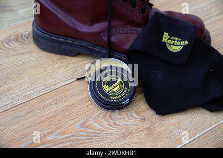 Kit de protection pour chaussures Dr Martens de marque. Cire pour cuir et spray de protection contre les intempéries. Bottes punk classiques Dr Marten. Sale à nettoyer. Cuir Banque D'Images