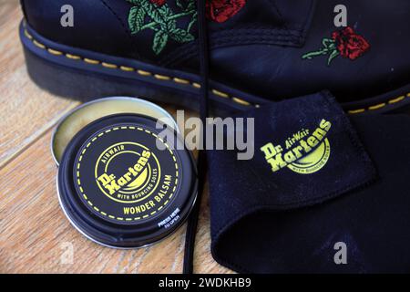 Kit de protection pour chaussures Dr Martens de marque. Cire pour cuir et spray de protection contre les intempéries. Bottes punk classiques Dr Marten. Sale à nettoyer. Cuir Banque D'Images