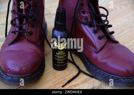 Kit de protection pour chaussures Dr Martens de marque. Cire pour cuir et spray de protection contre les intempéries. Bottes punk classiques Dr Marten. Sale à nettoyer. Cuir Banque D'Images