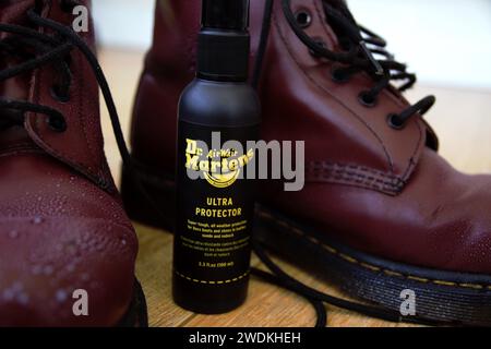 Kit de protection pour chaussures Dr Martens de marque. Cire pour cuir et spray de protection contre les intempéries. Bottes punk classiques Dr Marten. Sale à nettoyer. Cuir Banque D'Images