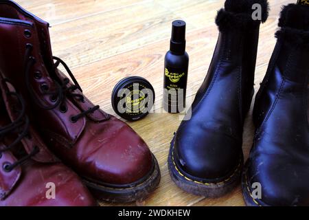 Kit de protection pour chaussures Dr Martens de marque. Cire pour cuir et spray de protection contre les intempéries. Bottes punk classiques Dr Marten. Sale à nettoyer. Cuir Banque D'Images