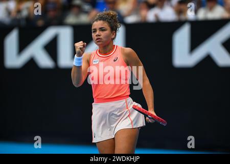 Jasmine Paolini d'Italie joue contre Anna Blinkova de Russie (pas sur la photo) lors du match de la 3e ronde de l'Open de tennis australien à Melbourne Park. Paolini remporte Blinkova en 2 sets avec un score de 7-6, 6-4. Banque D'Images