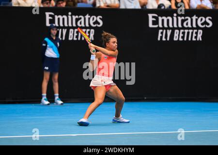 Jasmine Paolini d'Italie joue contre Anna Blinkova de Russie (pas sur la photo) lors du match de la 3e ronde de l'Open de tennis australien à Melbourne Park. Paolini remporte Blinkova en 2 sets avec un score de 7-6, 6-4. Banque D'Images