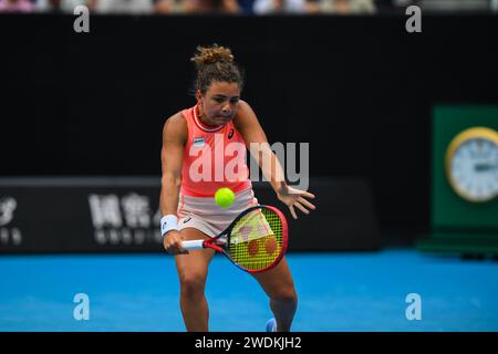 Melbourne, Australie. 20 janvier 2024. Jasmine Paolini d'Italie joue contre Anna Blinkova de Russie (pas sur la photo) lors du match de la 3e ronde de l'Open de tennis australien à Melbourne Park. Paolini remporte Blinkova en 2 sets avec un score de 7-6, 6-4. (Photo Alexander Bogatyrev/SOPA Images/Sipa USA) crédit : SIPA USA/Alamy Live News Banque D'Images