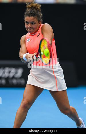 Melbourne, Australie. 20 janvier 2024. Jasmine Paolini d'Italie joue contre Anna Blinkova de Russie (pas sur la photo) lors du match de la 3e ronde de l'Open de tennis australien à Melbourne Park. Paolini remporte Blinkova en 2 sets avec un score de 7-6, 6-4. (Photo Alexander Bogatyrev/SOPA Images/Sipa USA) crédit : SIPA USA/Alamy Live News Banque D'Images