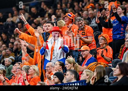 Hambourg, Allemagne. 21 janvier 2024. HAMBOURG, ALLEMAGNE - 21 JANVIER : fans des pays-Bas lors du main Round Match de l'EHF Euro 2024 entre la Slovénie et les pays-Bas au Barclays Arena le 21 janvier 2024 à Hambourg, Allemagne. (Photo de FotoReza/Orange Pictures) crédit : Orange pics BV/Alamy Live News Banque D'Images