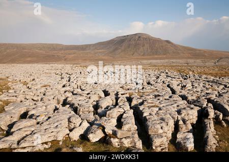 Ingleborough dans les Yorkshire Dales, vu de Scales Moor, Yorkshire Dales, Royaume-Uni Banque D'Images