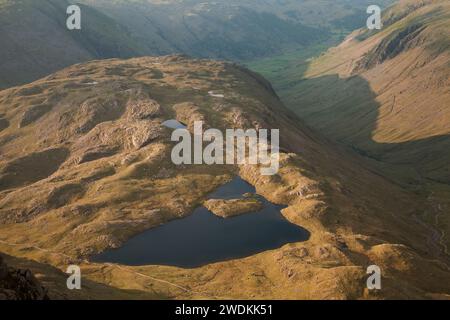 Aspersion de Tarn sur Seathwaite est tombé vu de Great End, dans le Lake District anglais Banque D'Images