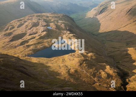 Sprinkling Tarn sur Seathwaite est tombé de Great End, dans la région des lacs anglais Banque D'Images