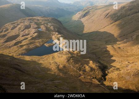 Sprinkling Tarn sur Seathwaite est tombé de Great End, dans la région des lacs anglais Banque D'Images