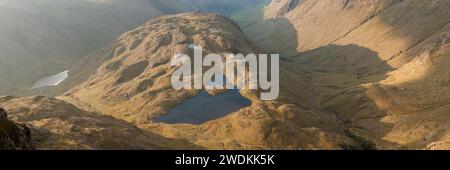 Une vue panoramique depuis Great End of Seathwaite est tombée avec Styhead Pass d'un côté et grains sur la droite, Lake District, Royaume-Uni Banque D'Images