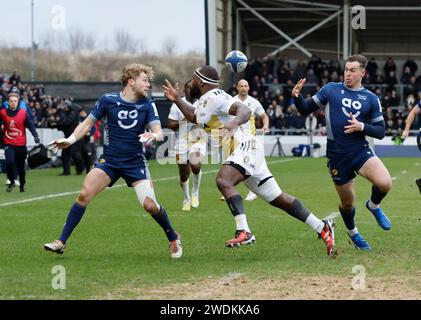 21 janvier 2024 ; Salford Community Stadium, Salford, Lancashire, Angleterre; Investec Champions Cup Rugby, sale Sharks versus Stade Rochelais ; Gus Warr of sale Sharks passe à Tom Roebuck de sale Sharks Banque D'Images