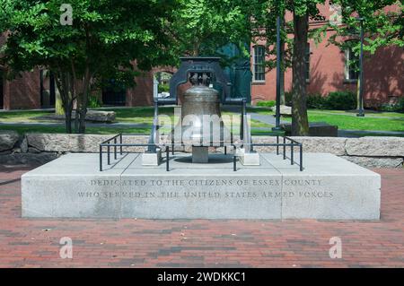 salem, massachusetts. Août 23. 2019. le mémorial de guerre du comté d'essex et la cloche dans salem massachusetts un jour ensoleillé d'été. Banque D'Images