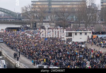 Rund 70,000 Menschen haben sich nach Angaben der Veranstalter am heutigen Sonntag dem 21.01.2024 an der Deuter Werft in Köln versammelt, UM gegen die AfD zu demonstrieren. *** Selon les organisateurs, environ 70 000 personnes se sont rassemblées au chantier naval Deuter Werft à Cologne aujourd'hui, dimanche 21 janvier 2024, pour manifester contre l'AfD. Nordrhein-Westfalen Deutschland, Allemagne  DSF1389 Banque D'Images