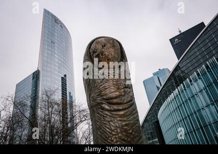 Sculpture le pouce de César dans le quartier des affaires de la Défense, Paris, France Banque D'Images