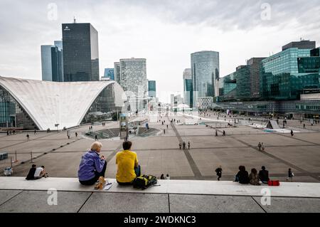 Esplanade de la Défense depuis la Grande Arche à Paris, France Banque D'Images