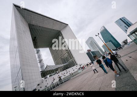 La Grande Arche de la Défense depuis l'Esplanade, Paris, France Banque D'Images