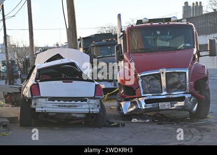 Bronx, New York, États-Unis. 21 janvier 2024. Bronx, États-Unis. 21 janvier 2024. Vue des véhicules accidentés. Collision mortelle dans le Bronx. Vers 3:18 heures du matin, dimanche matin, à Bryant Avenue et Viele Avenue, un homme de 24 ans qui conduit une Chrysler blanche n'a pas réussi à naviguer correctement sur la chaussée et a heurté un autre véhicule. Crédit : SOPA Images Limited/Alamy Live News Banque D'Images