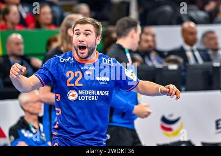 Hambourg, Allemagne. 21 janvier 2024. HAMBOURG, ALLEMAGNE - 21 JANVIER : Luc Steins, des pays-Bas, réagit lors du main Round Match de l'EHF Euro 2024 entre la Slovénie et les pays-Bas au Barclays Arena le 21 janvier 2024 à Hambourg, Allemagne. (Photo de FotoReza/Orange Pictures) crédit : dpa/Alamy Live News Banque D'Images